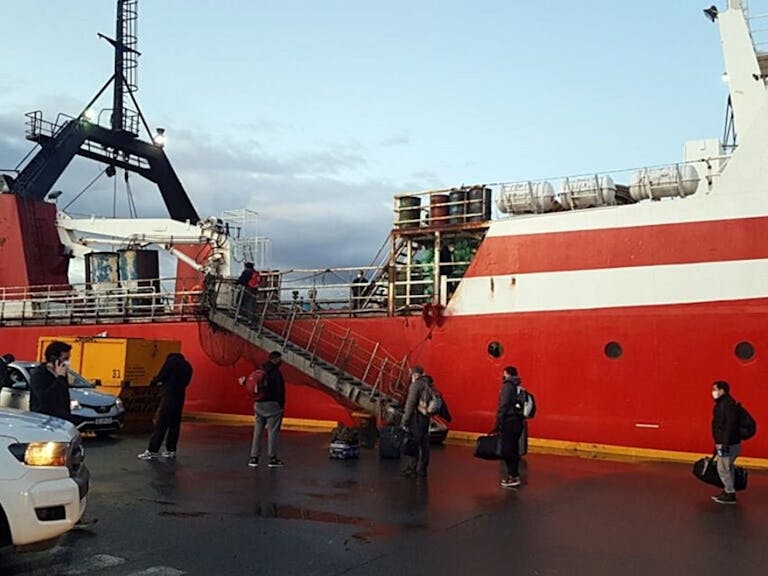 Denuncian a otro buque que capturó más de 40 toneladas de merluza negra