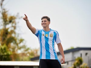 Julián Alvares con la camiseta ecológica de la selección Argentina