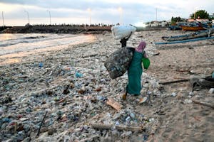 Residente de Bali limpian las playas inundadas de basura