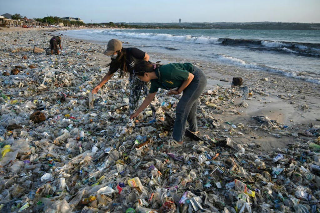 Ecología en crisis por la contaminación plástica en las playas de Bali