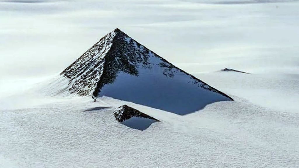 Halla un pirámide en la Antártida