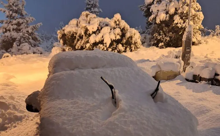 Bariloche está sin clases por las intensas nevadas y hay alerta naranja