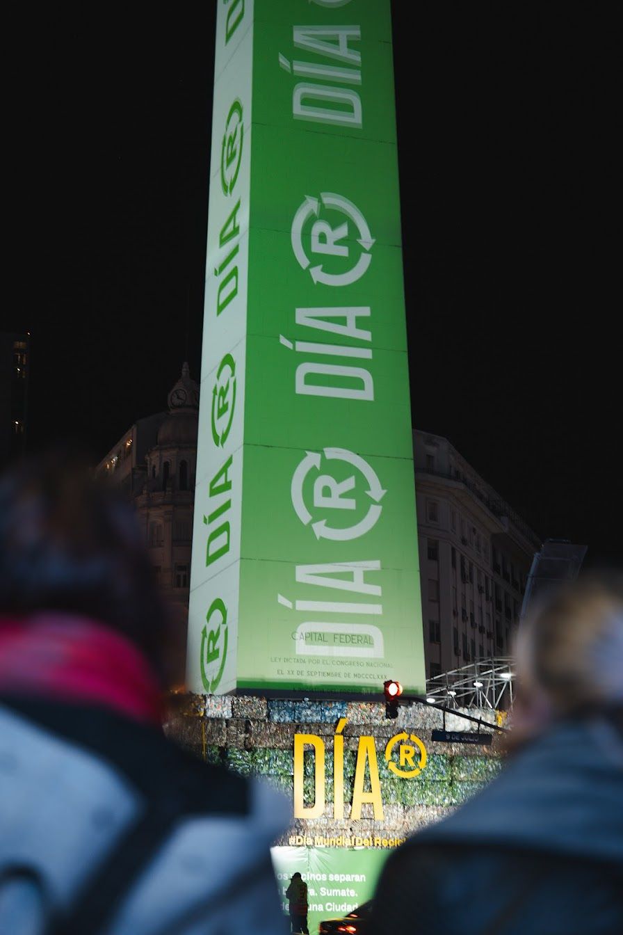Obelisco porteño con fardos de plástico reciclado en su base